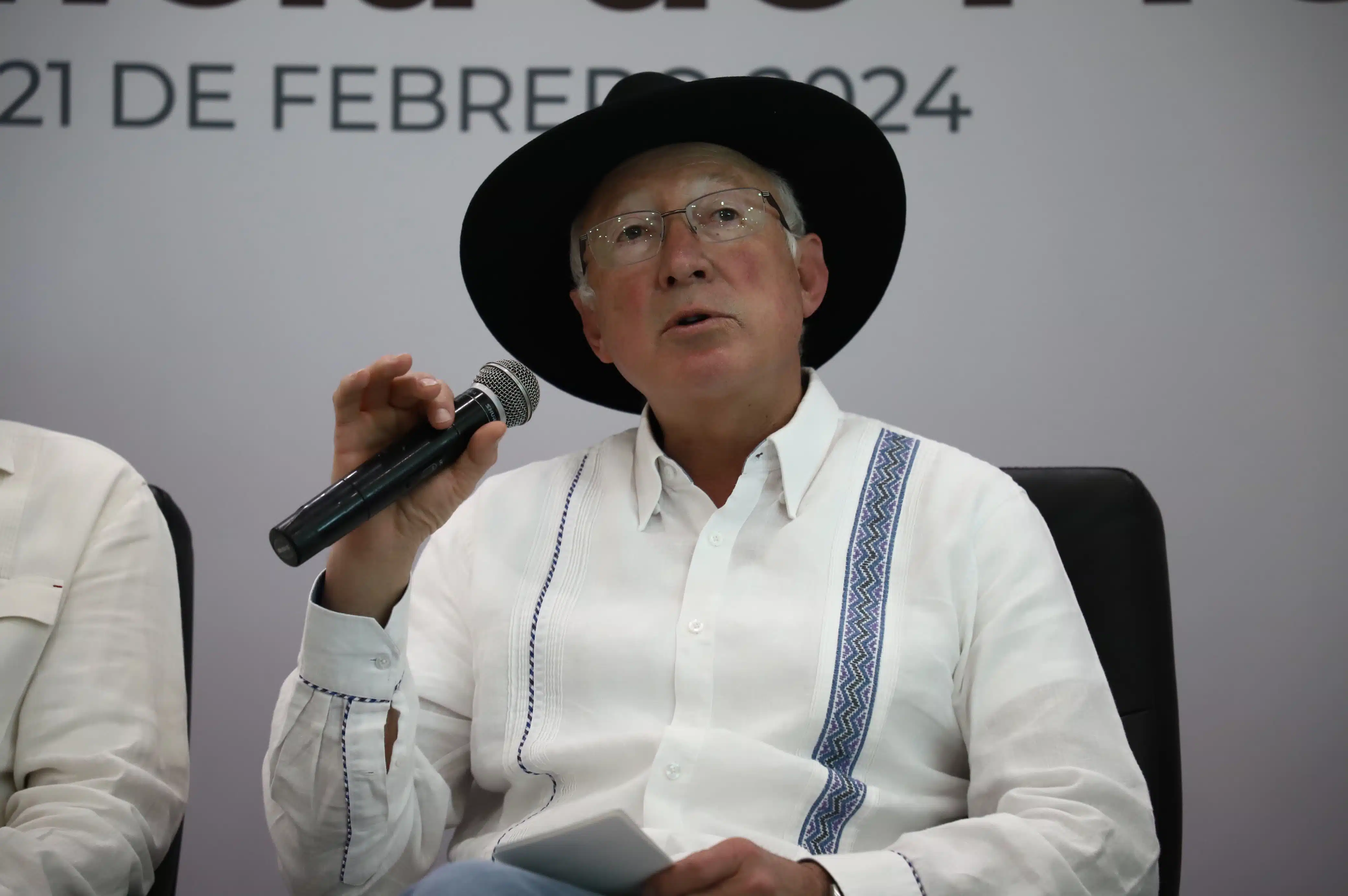 Ken Salazar en conferencia de prensa en Sinaloa