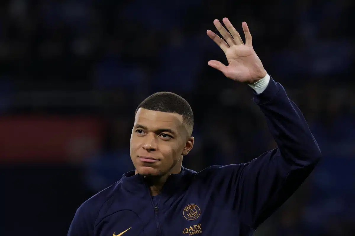 Kylian Mbappé alza la mano