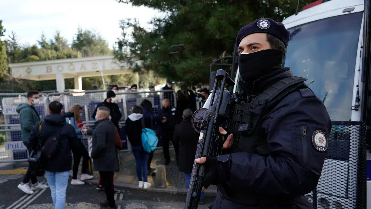 Liberan a rehenes de una fábrica de Estambul; agresores protestaban contra guerra en Gaza .o