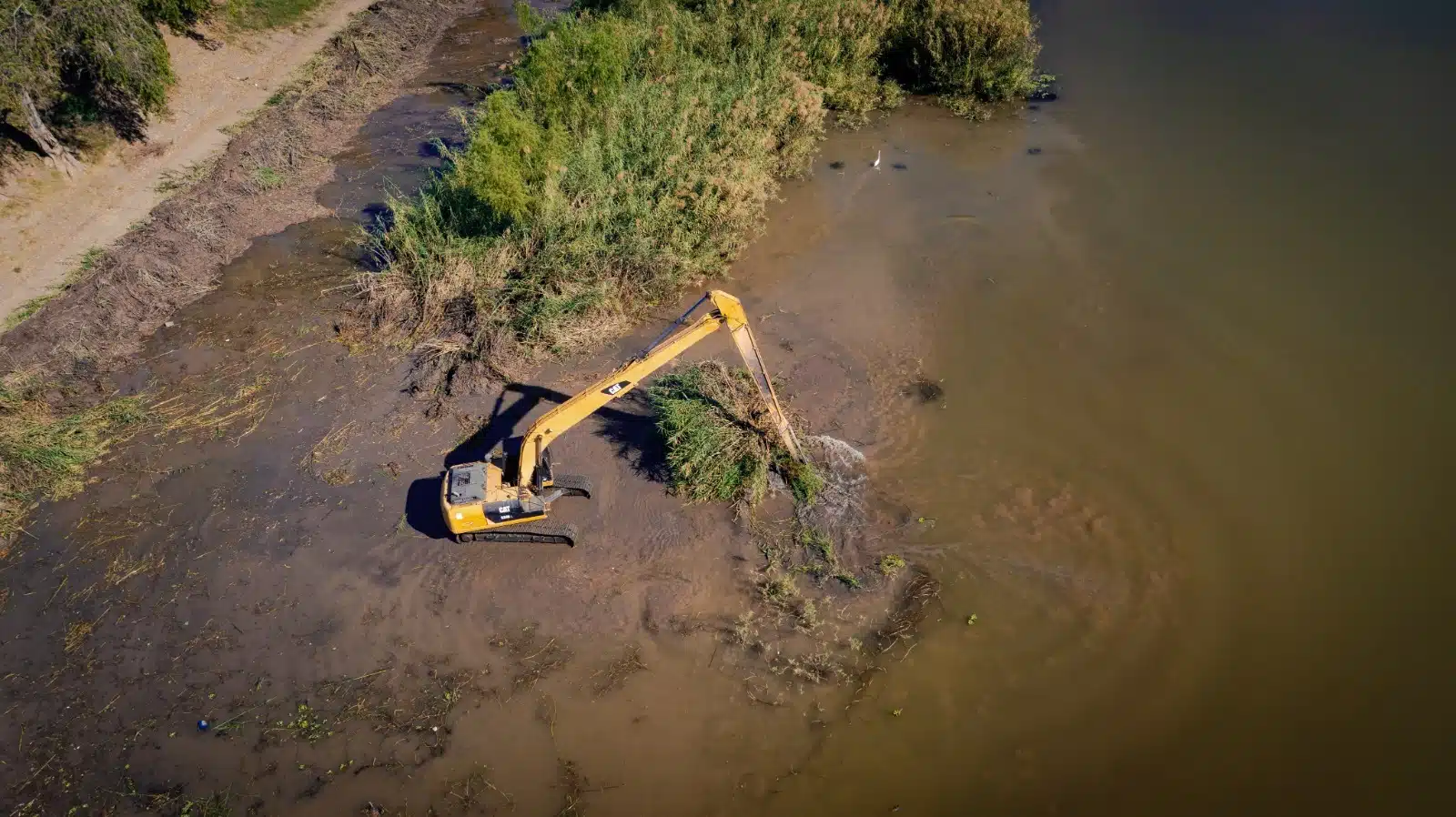 Limpieza y desazolve del río Sinaloa en Guasave