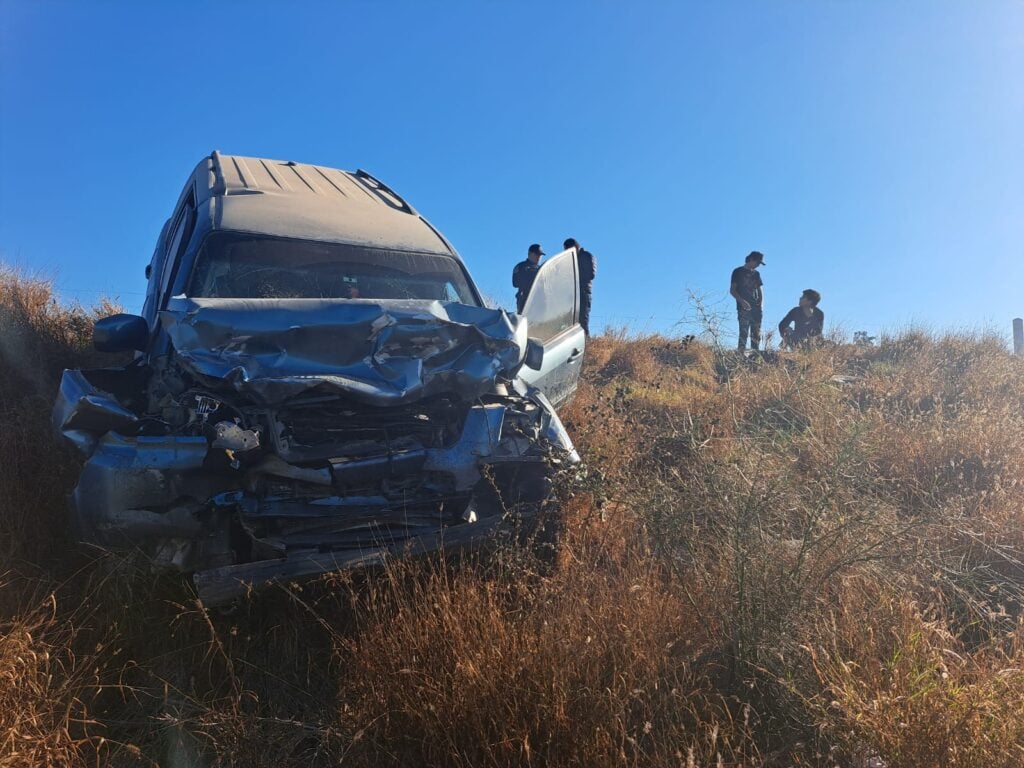 Los jóvenes y los policías detrás de la camioneta sinistrada tras accidente por la México 15 en Guasave