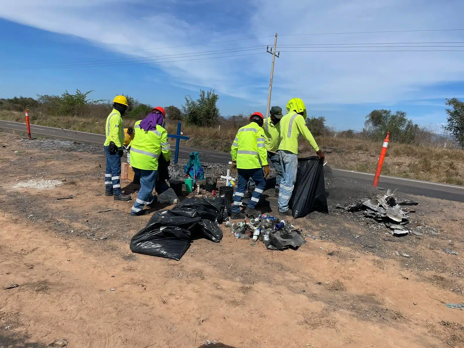 Limpian lugar donde ocurrió el accidente del autobús de pasajeros 502 de la línea Norte de Sinaloa.