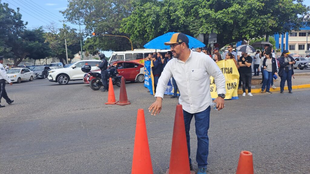 Empleados y padres de familia de la UAS se manifiestan en Mazatlán