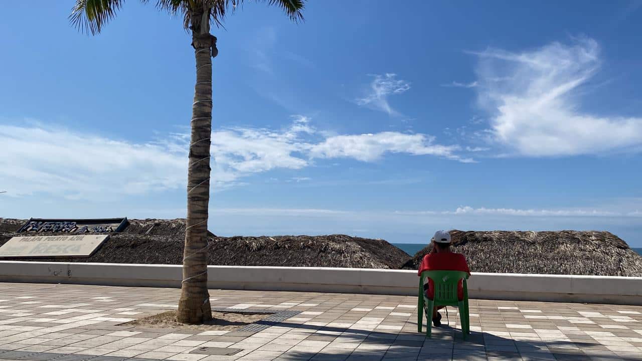 Una persona apartando un lugar en el malecón de Mazatlán para el Carnaval Internacional 2024