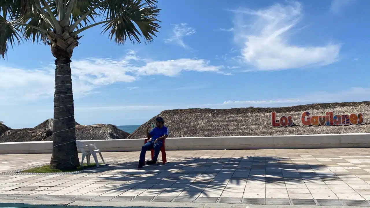 Una persona apartando un lugar en el malecón de Mazatlán para el Carnaval Internacional 2024
