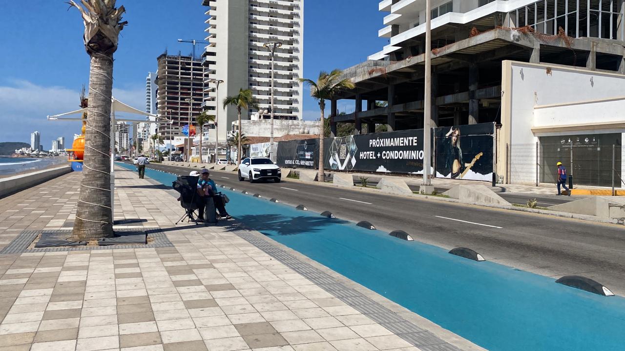 Personas apartando un lugar en el malecón de Mazatlán para el Carnaval Internacional 2024