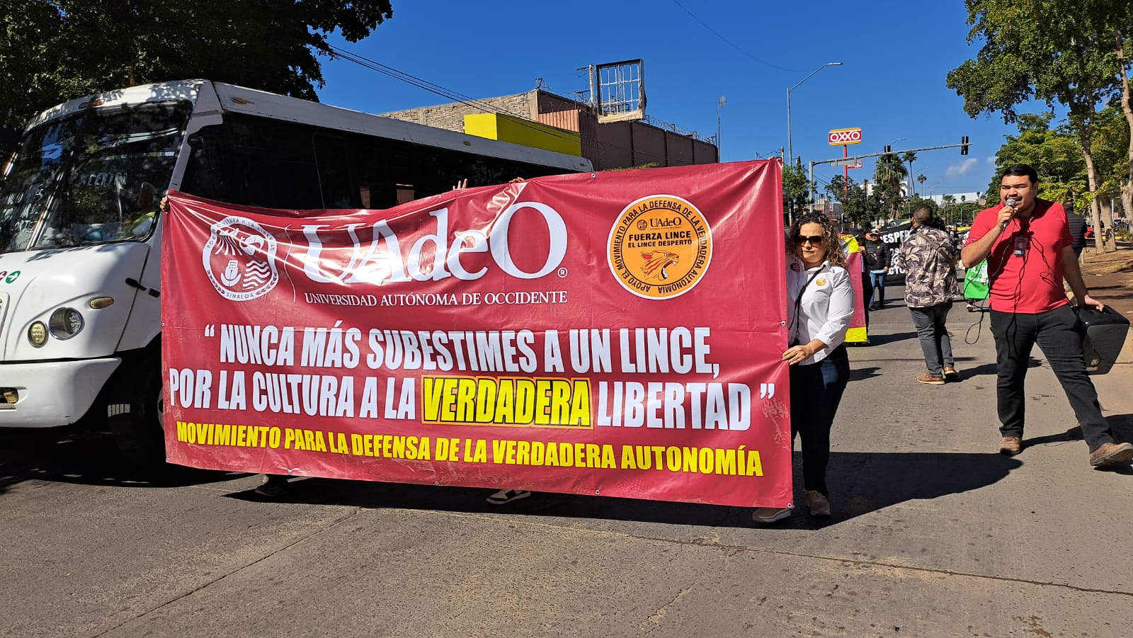 Integrantes del movimiento de la UAdeO recorren por las principales calles de la ciudad