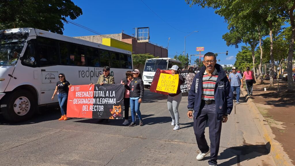 Marcha pacífica de la comunidad universitaria UAdeO en Los Mochis