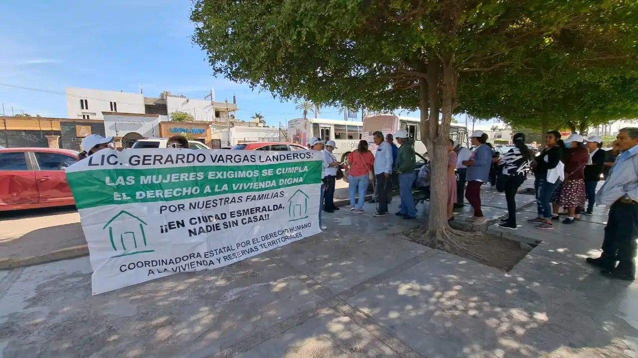 Manifestación de los sin casa afuera del Palacio Municipal de Ahome
