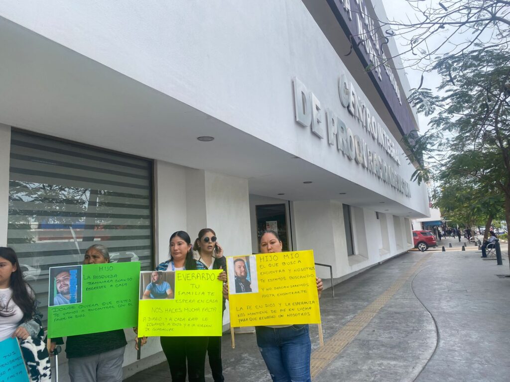 Manifestación en la Vicefiscalía por la desaparición de Everardo