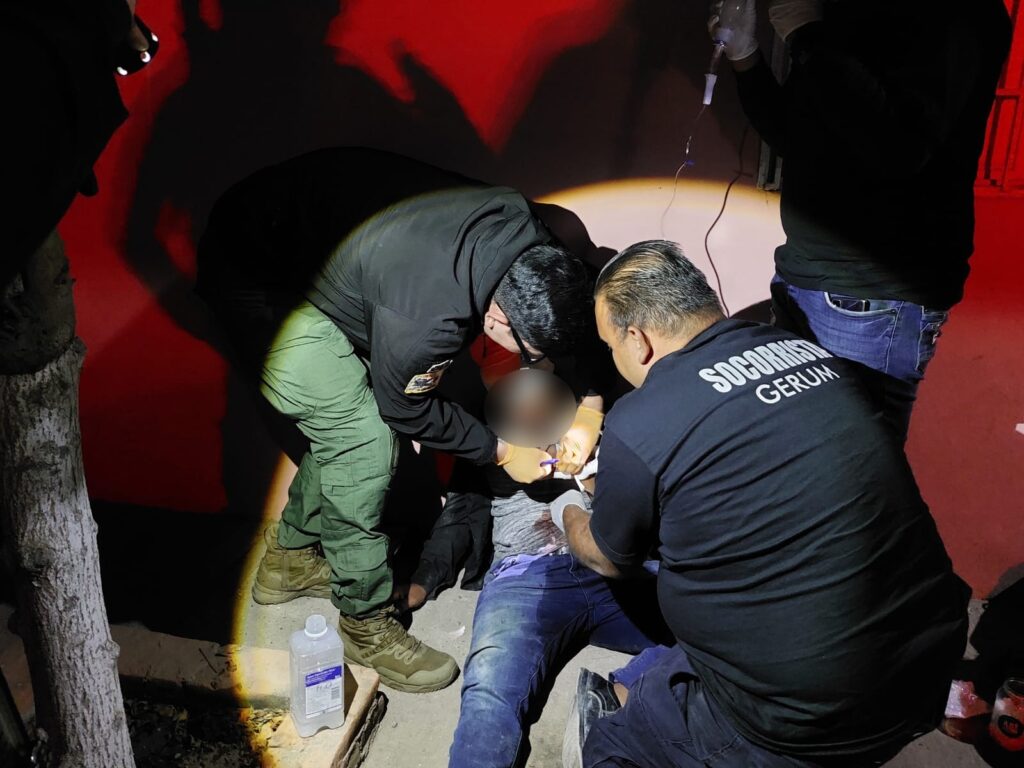 Rescatistas del grupo Gerum dando los primeros auxilios a Manuel, joven que fue herido en la cabeza en Culiacán