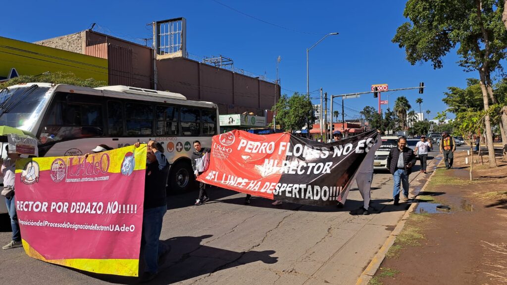 Marcha pacífica de la comunidad universitaria UAdeO en Los Mochis