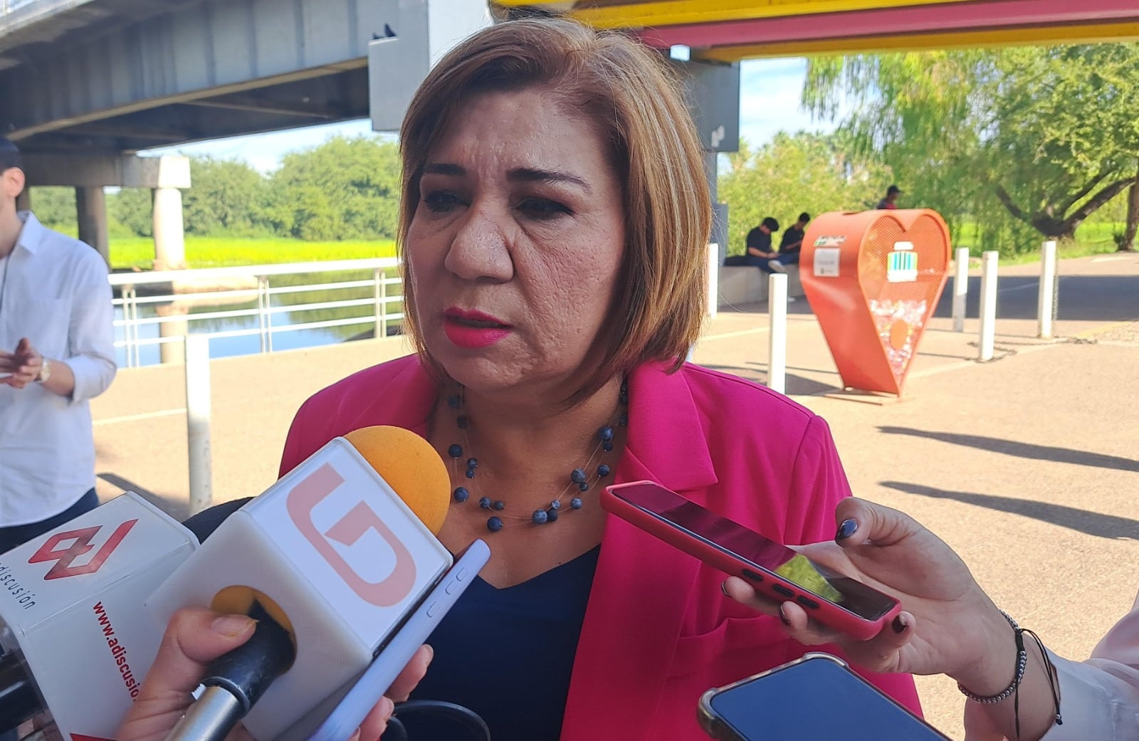 María Inés Pérez Corral con medios de prensa