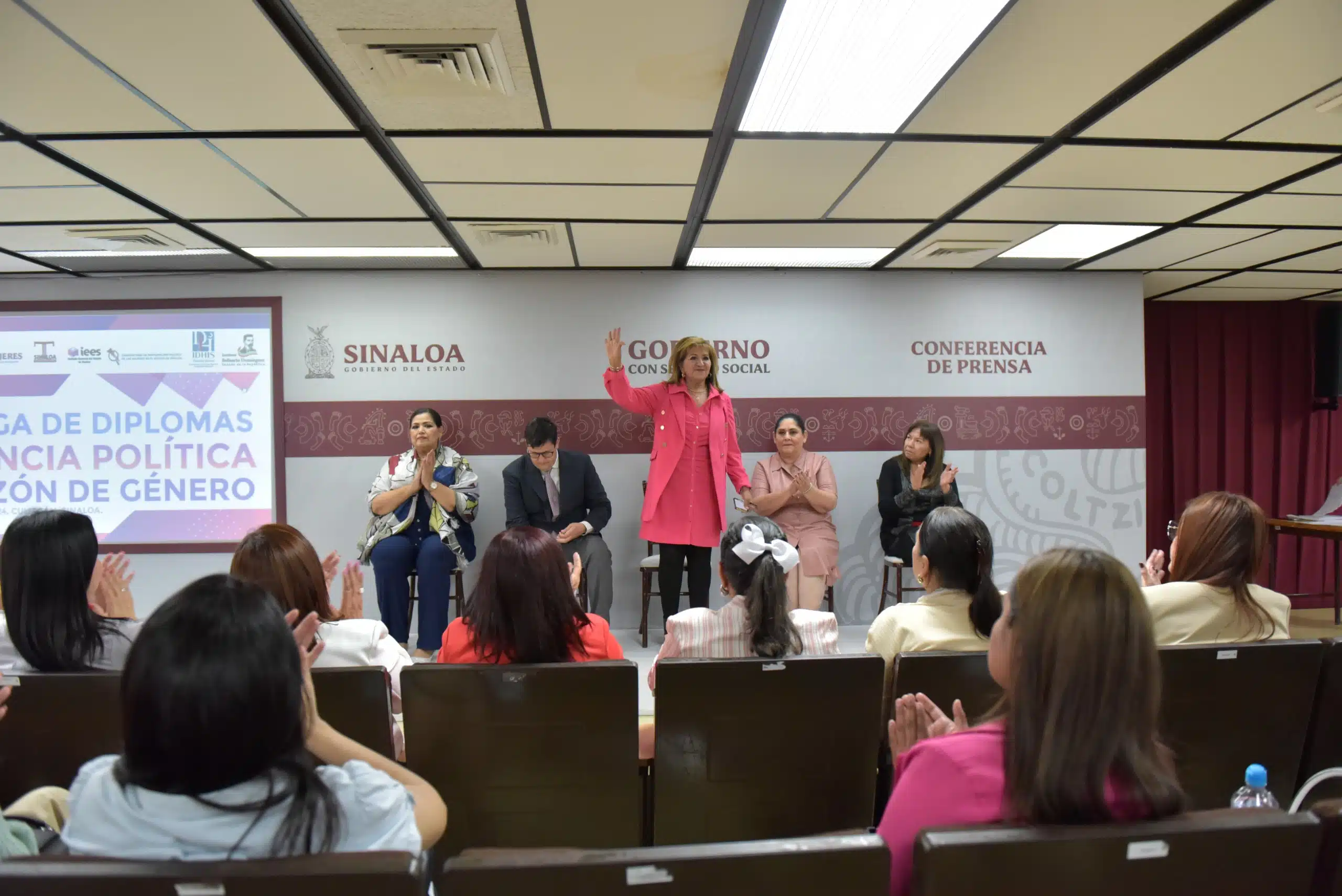 María Teresa Guerra Ochoa, titular de Semujeres, en la entrega de diplomas de la Violencia Política en razón de Género en Culiacán