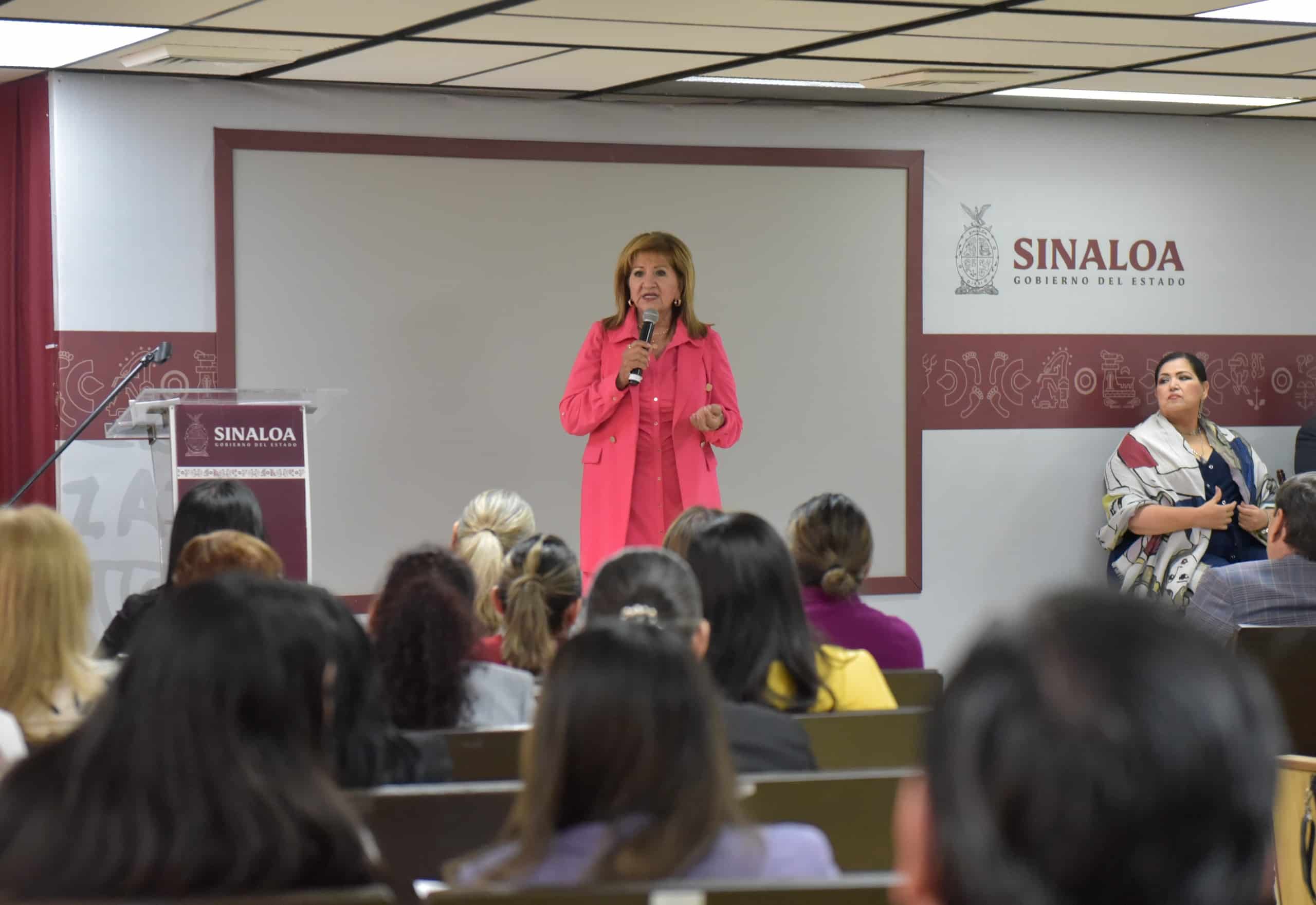 María Teresa Guerra Ochoa, titular de Semujeres, en la entrega de diplomas de la Violencia Política en razón de Género en Culiacán