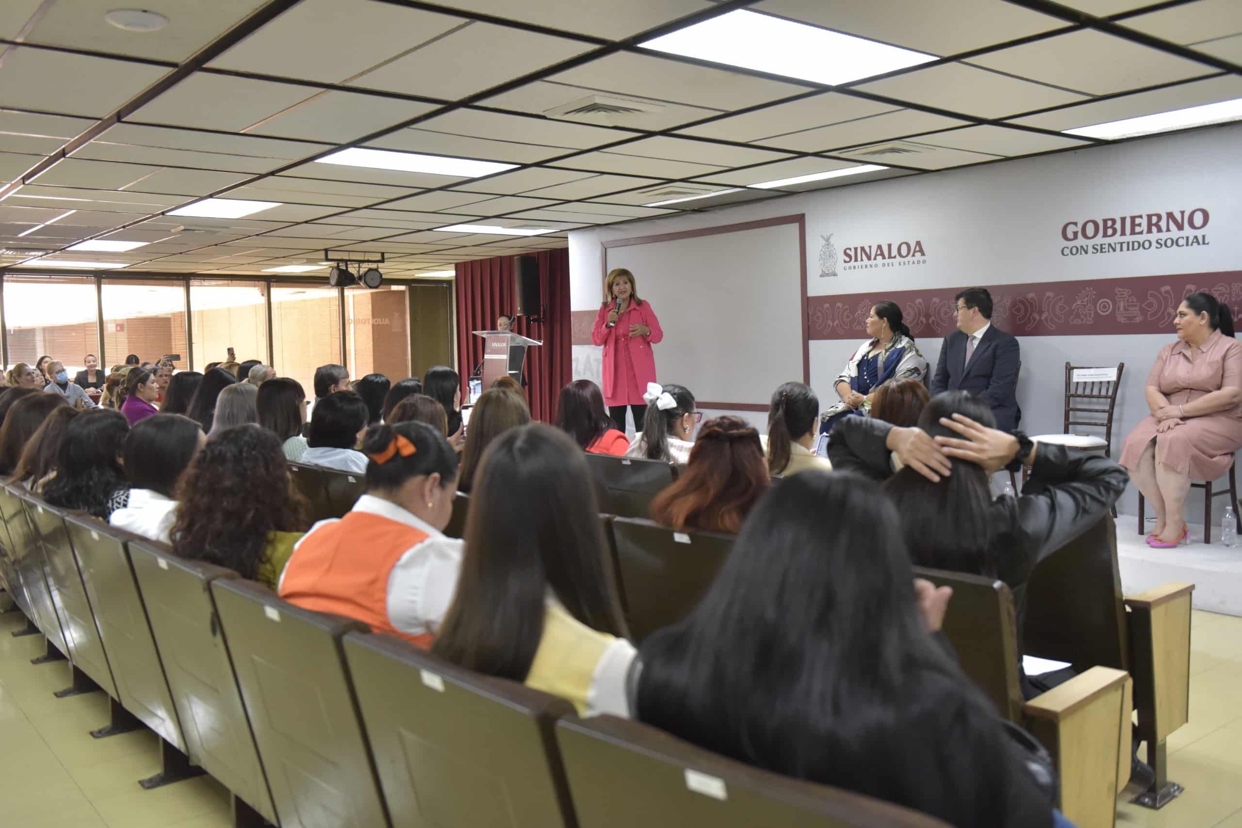María Teresa Guerra Ochoa, titular de Semujeres, en la entrega de diplomas de la Violencia Política en razón de Género en Culiacán