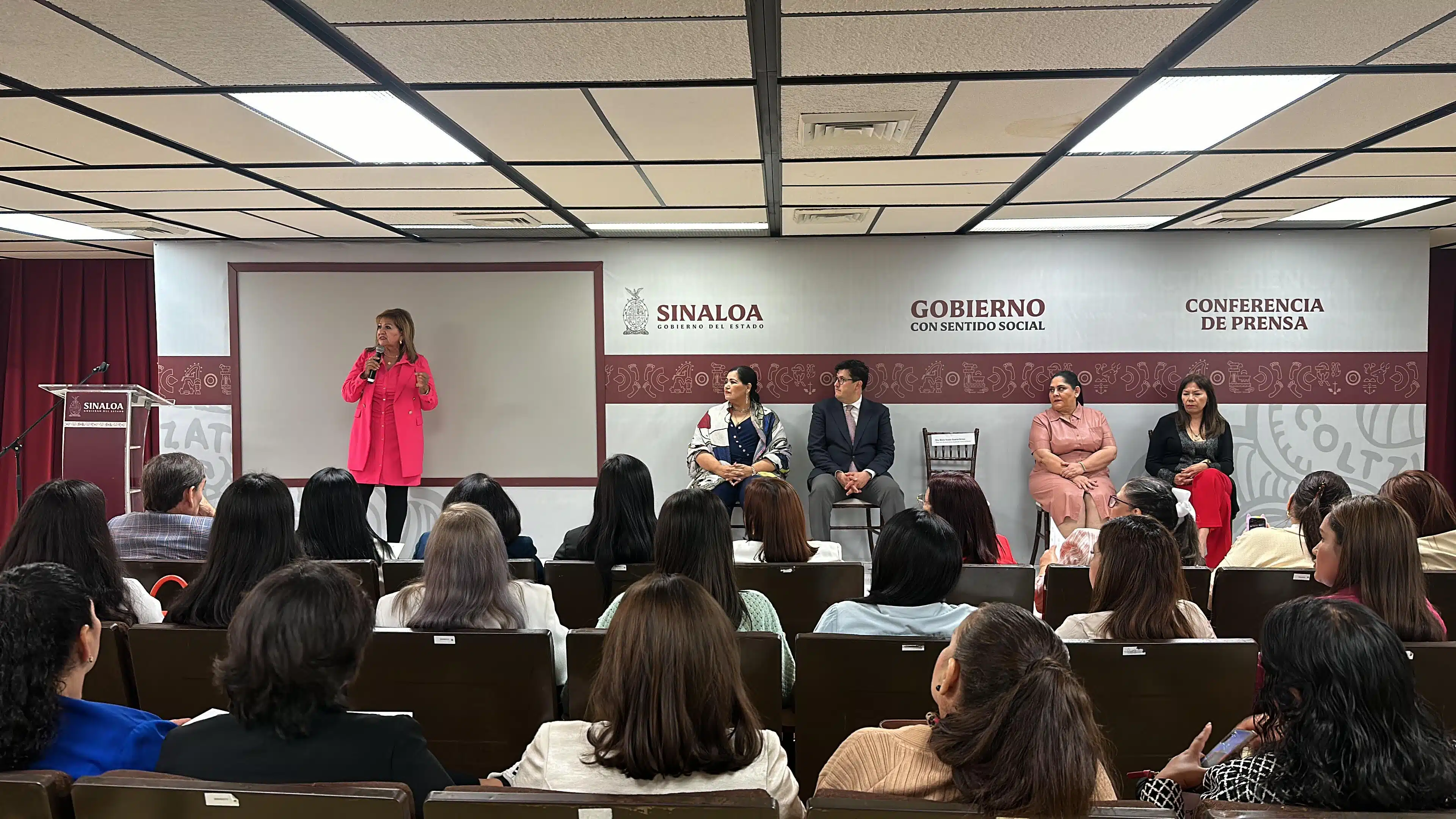 María Teresa Guerra Ochoa, titular de Semujeres, en la entrega de diplomas de la Violencia Política en razón de Género en Culiacán