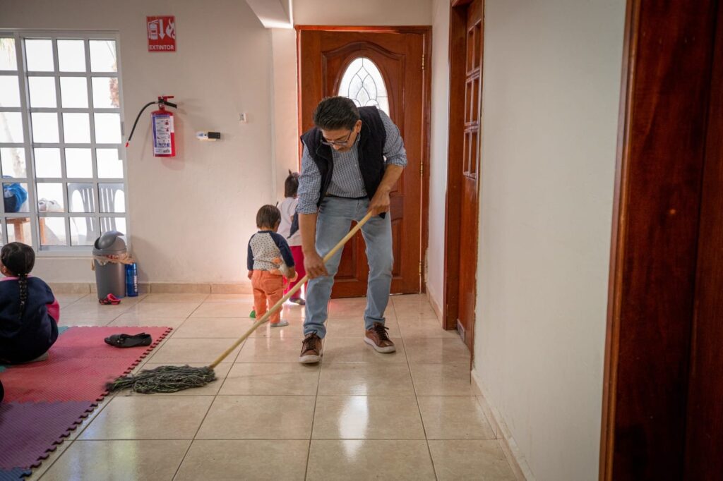 Martín Ahumada Quintero, presidente municipal de Guasave, limpiando en la guardería donde están hijos de jornaleros agrícolas en Ruíz Cortines
