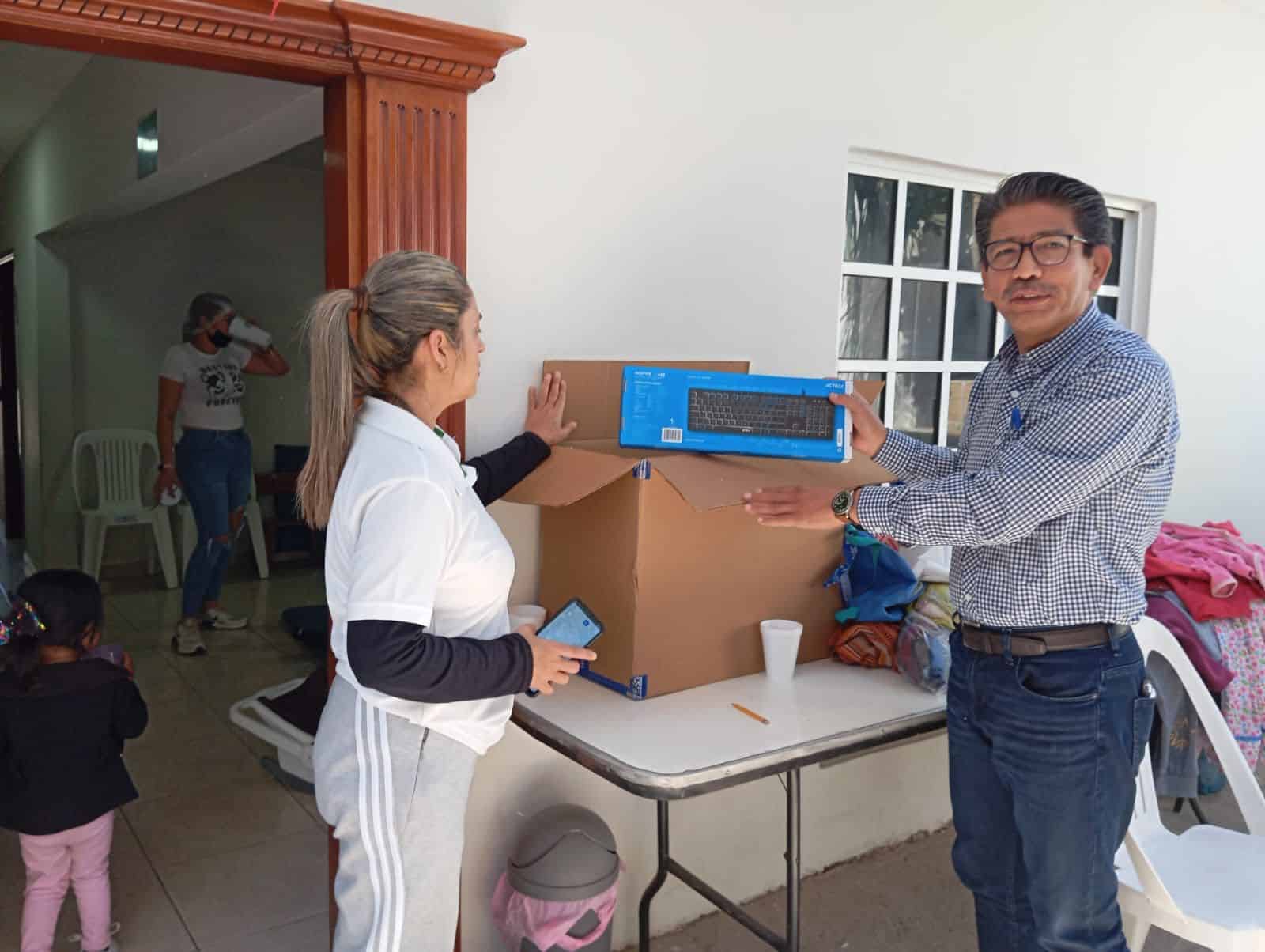 Martín Ahumada Quintero en la entrega de mobiliario para la guardería para hijos de jornaleros en Ruíz Cortines