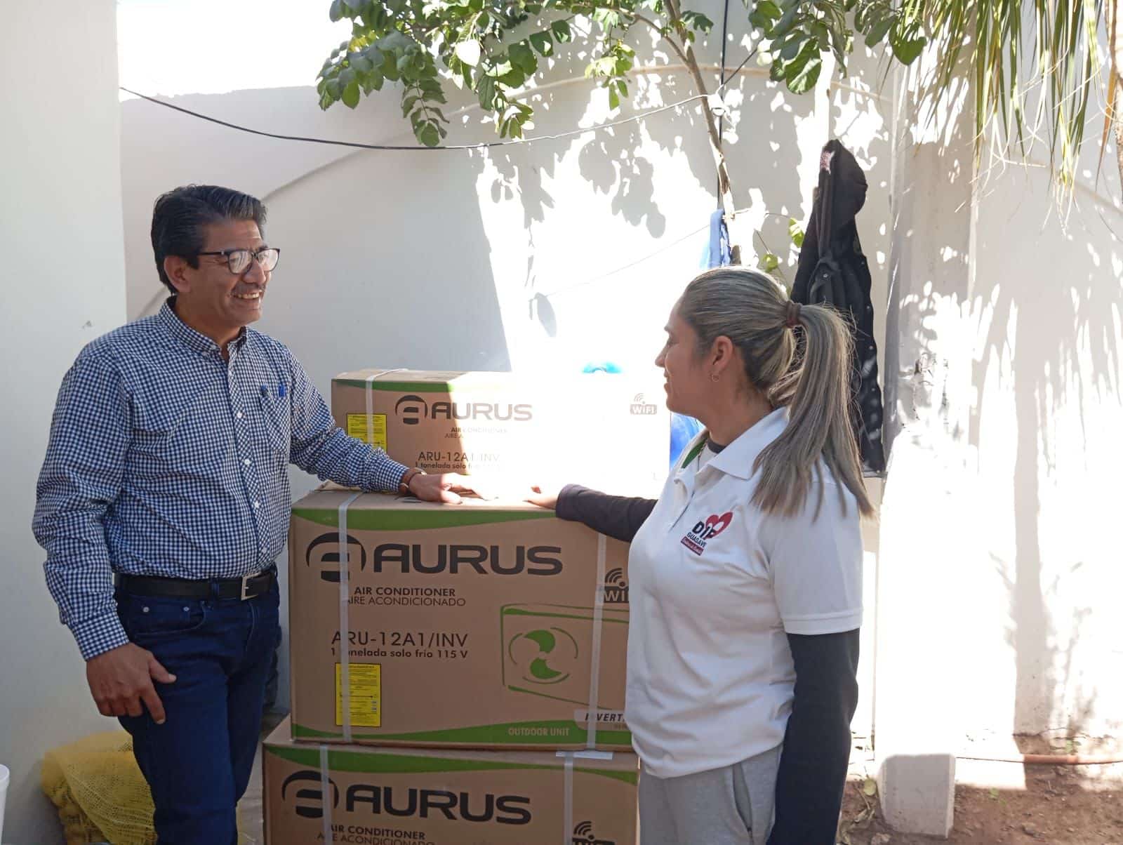 Martín Ahumada Quintero en la entrega de mobiliario para la guardería para hijos de jornaleros en Ruíz Cortines