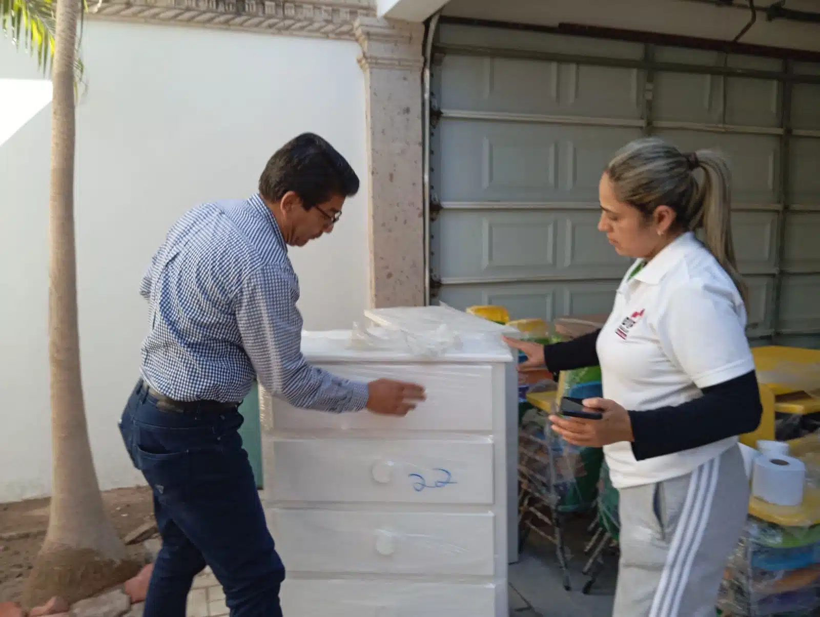 Martín Ahumada Quintero en la entrega de mobiliario para la guardería para hijos de jornaleros en Ruíz Cortines