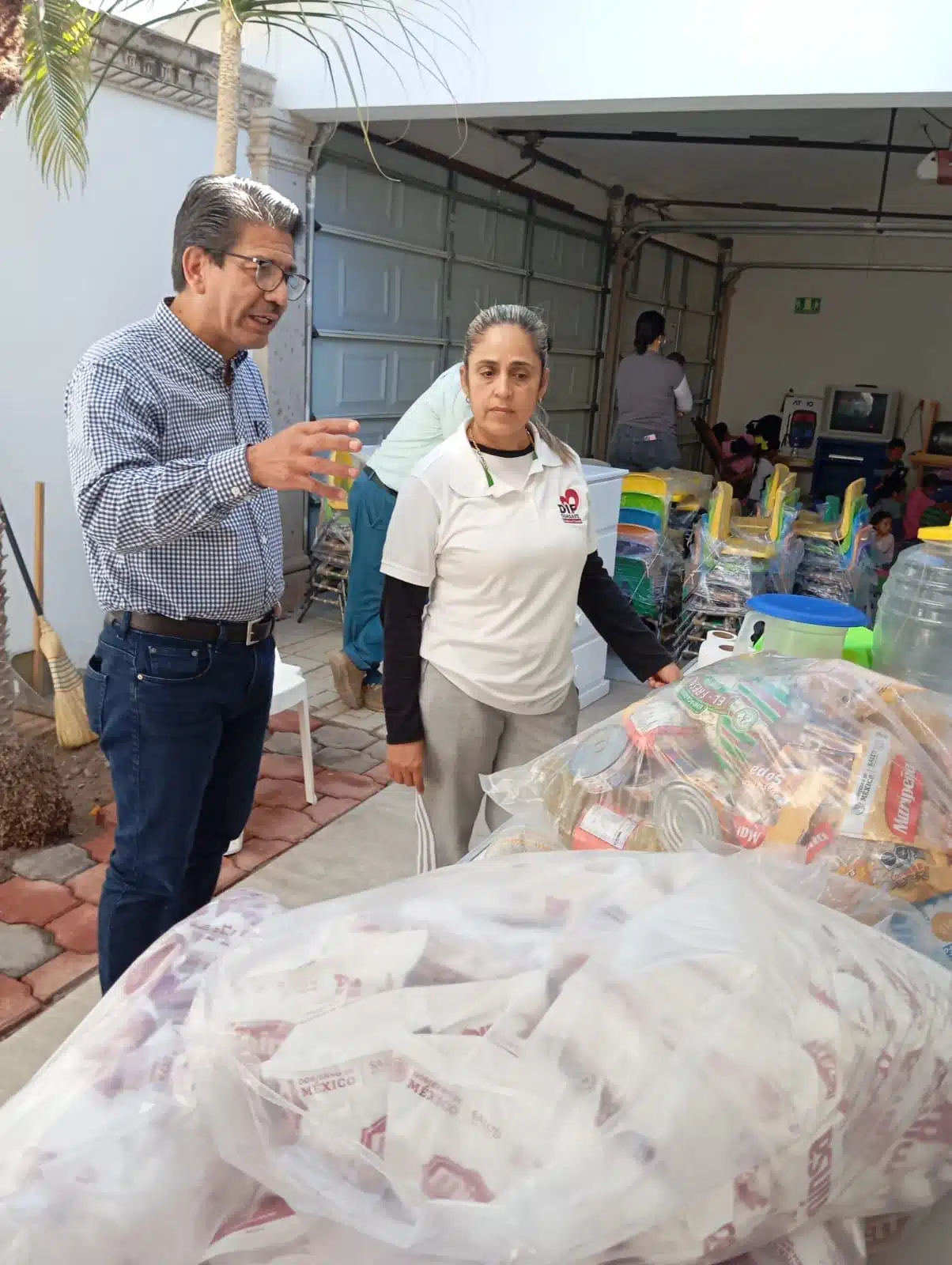 Martín Ahumada Quintero en la entrega de mobiliario para la guardería para hijos de jornaleros en Ruíz Cortines