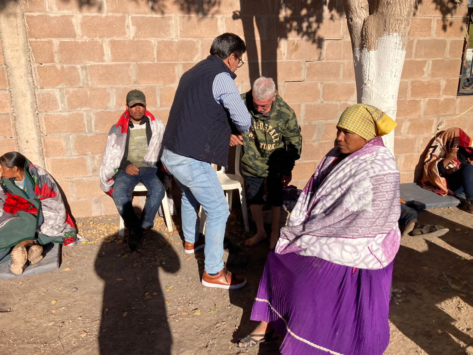 Martín Ahumada Quintero junto a jornaleros en el lugar donde cayó un camión a un canal en Juan José Ríos, Guasave