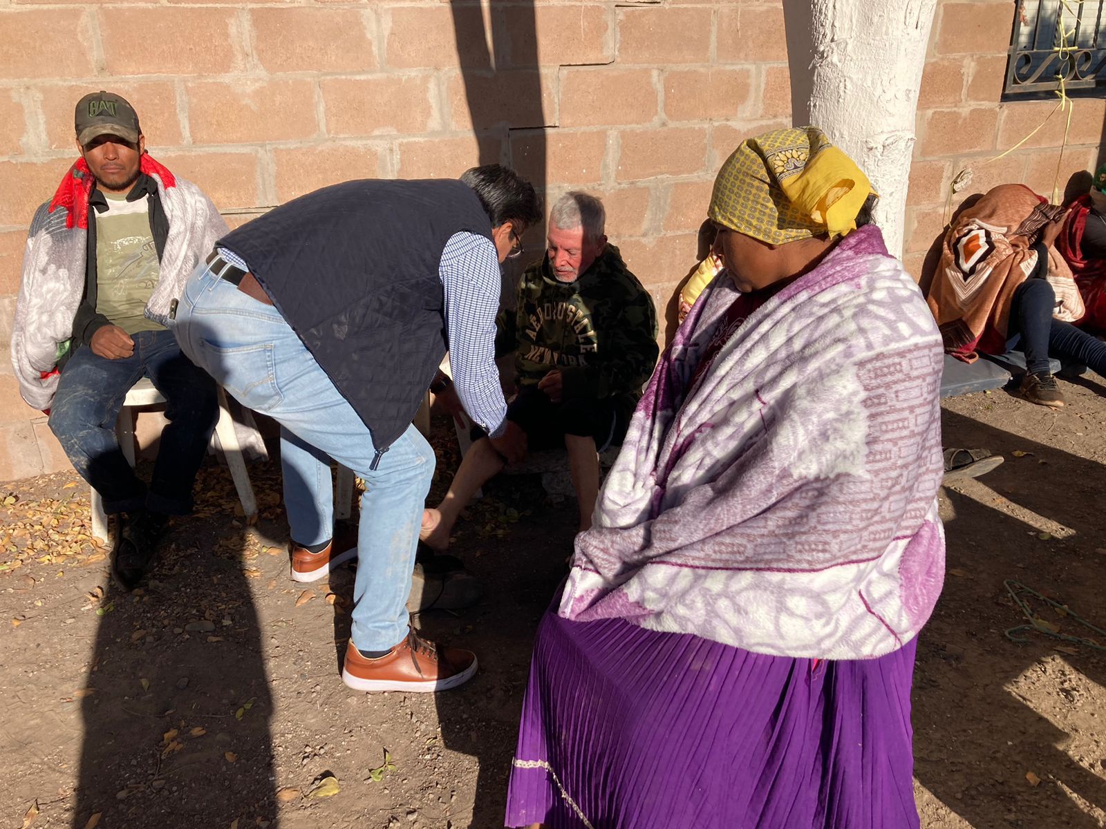 Martín Ahumada Quintero junto a jornaleros en el lugar donde cayó un camión a un canal en Juan José Ríos, Guasave