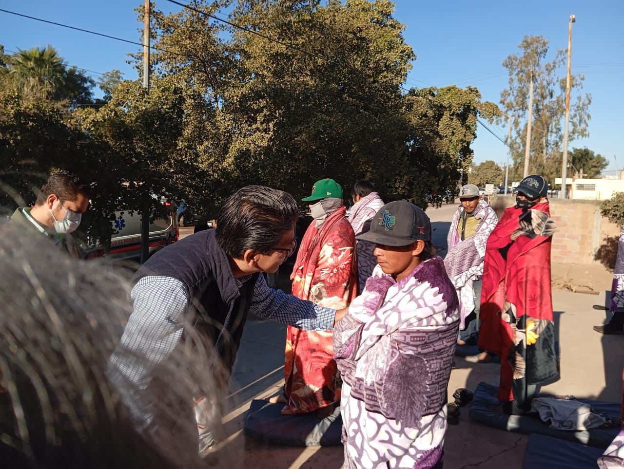 Martín Ahumada Quintero junto a jornaleros en el lugar donde cayó un camión a un canal en Juan José Ríos, Guasave