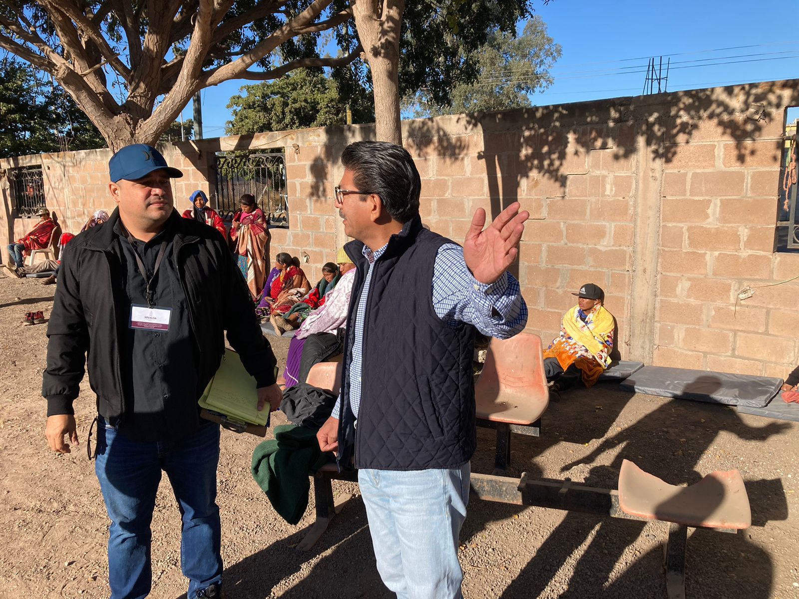 Martín Ahumada Quintero junto a jornaleros en el lugar donde cayó un camión a un canal en Juan José Ríos, Guasave