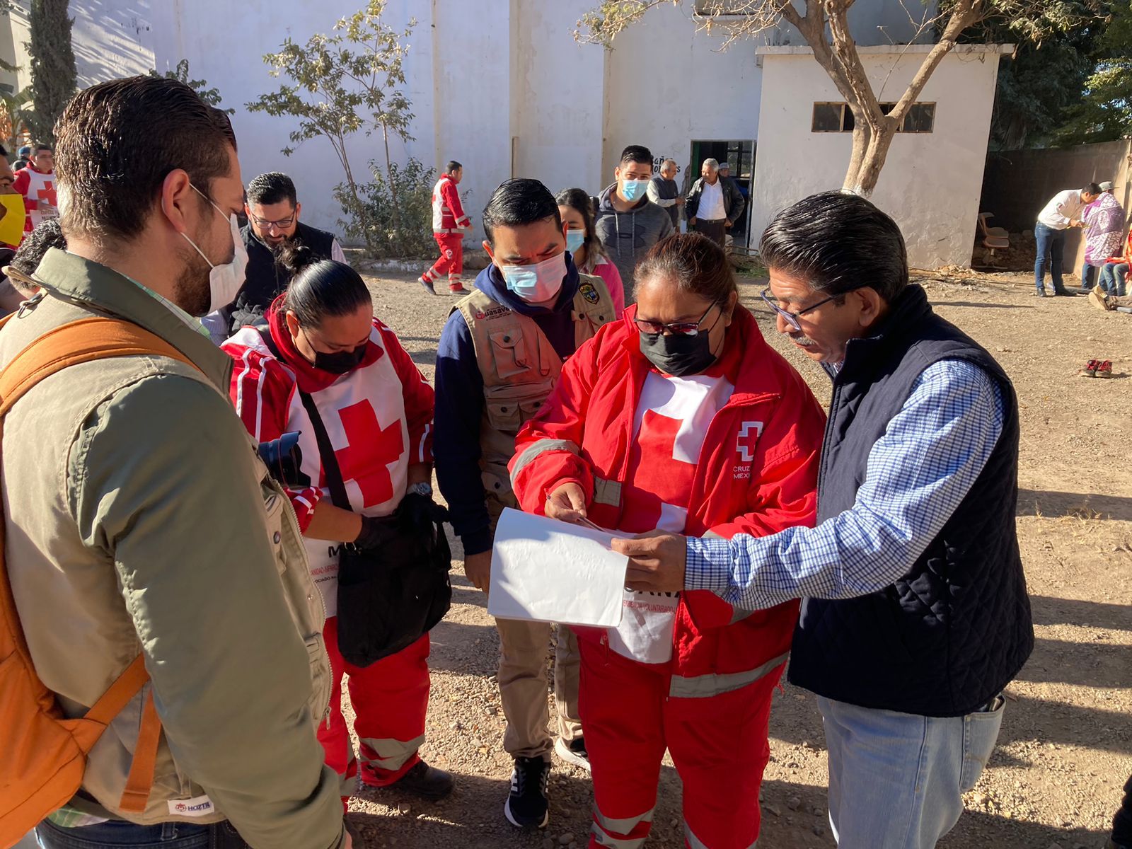 Martín Ahumada Quintero junto a jornaleros, personal de la policía municipal y elementos de Cruz Roja en el lugar donde cayó un camión a un canal en Juan José Ríos, Guasave
