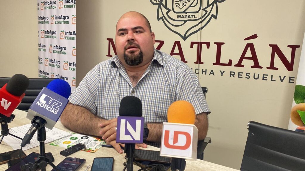 Martín Ochoa López en entrevista con los medios de comunicación en Mazatlán