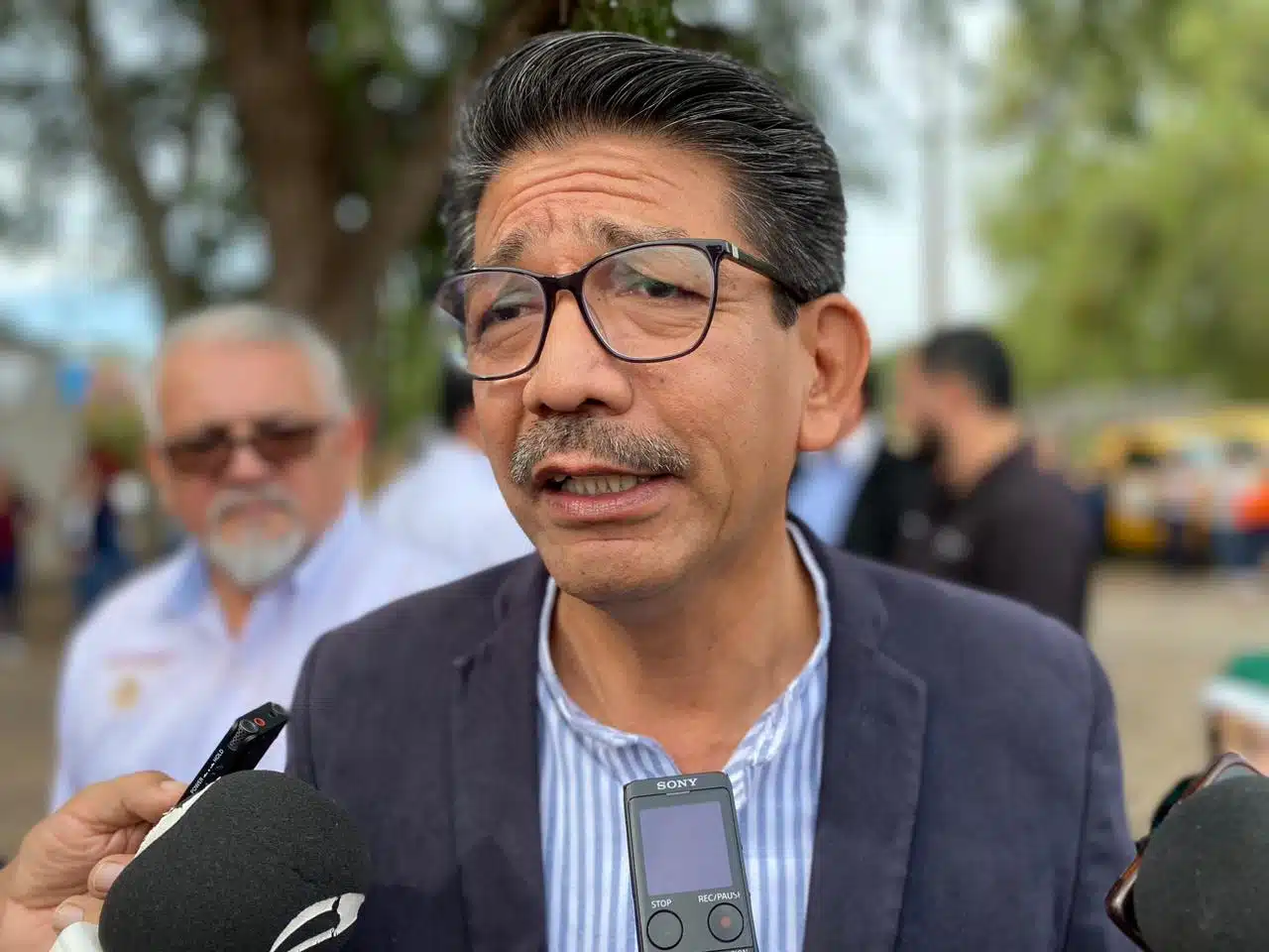 Martín Ahumada Quintero habla con los medios de comunicación de Sinaloa