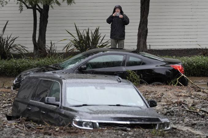 Más de 300 deslizamientos de tierra en Los Ángeles por tormenta