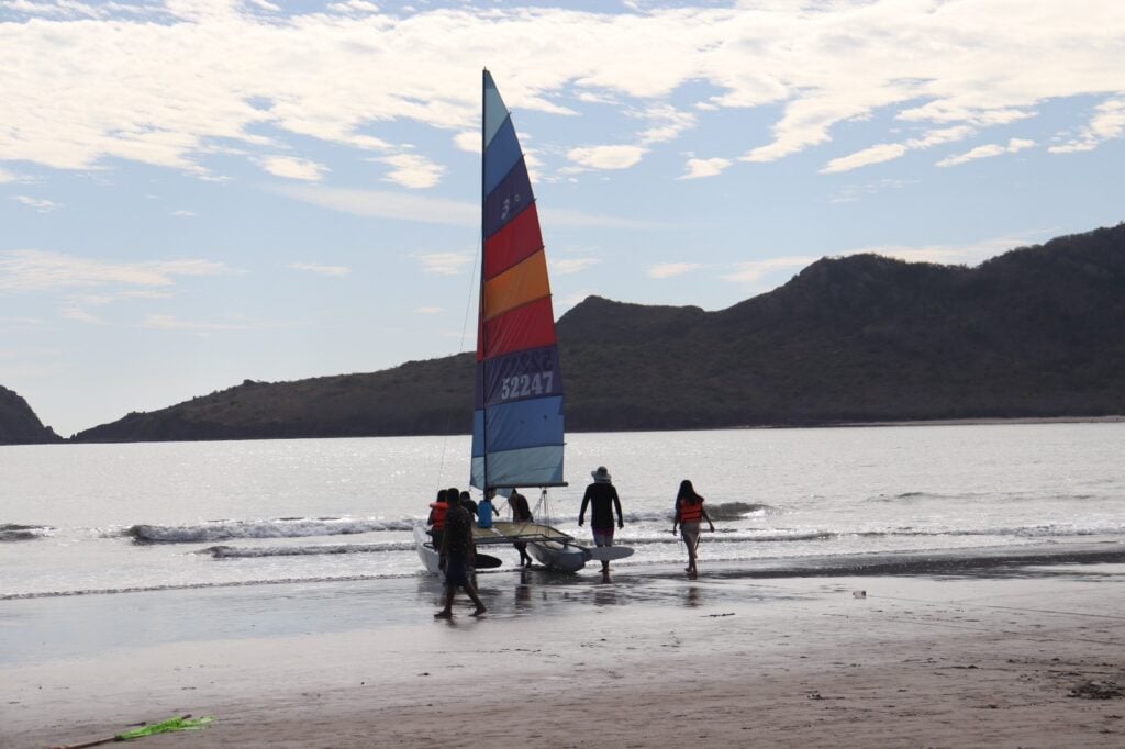 Velero en el mar de Mazatlán