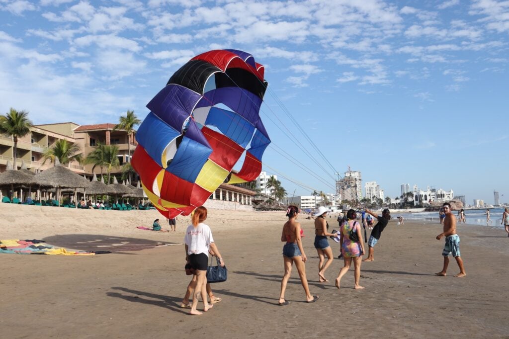 Globo en el mar de Mazatlán