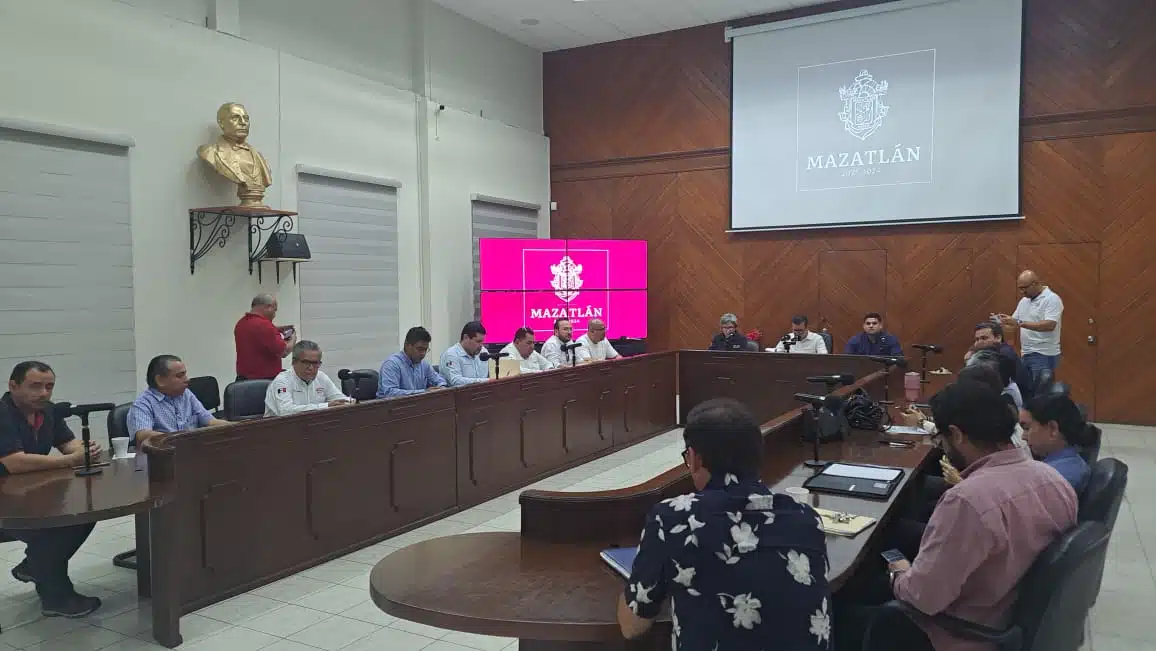 Personas en la sesión ordinaria del Consejo Municipal de Desarrollo Territorial, Urbano y Vivienda en Mazatlán