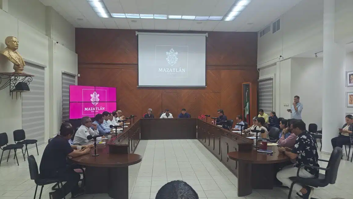 Personas en la sesión ordinaria del Consejo Municipal de Desarrollo Territorial, Urbano y Vivienda en Mazatlán