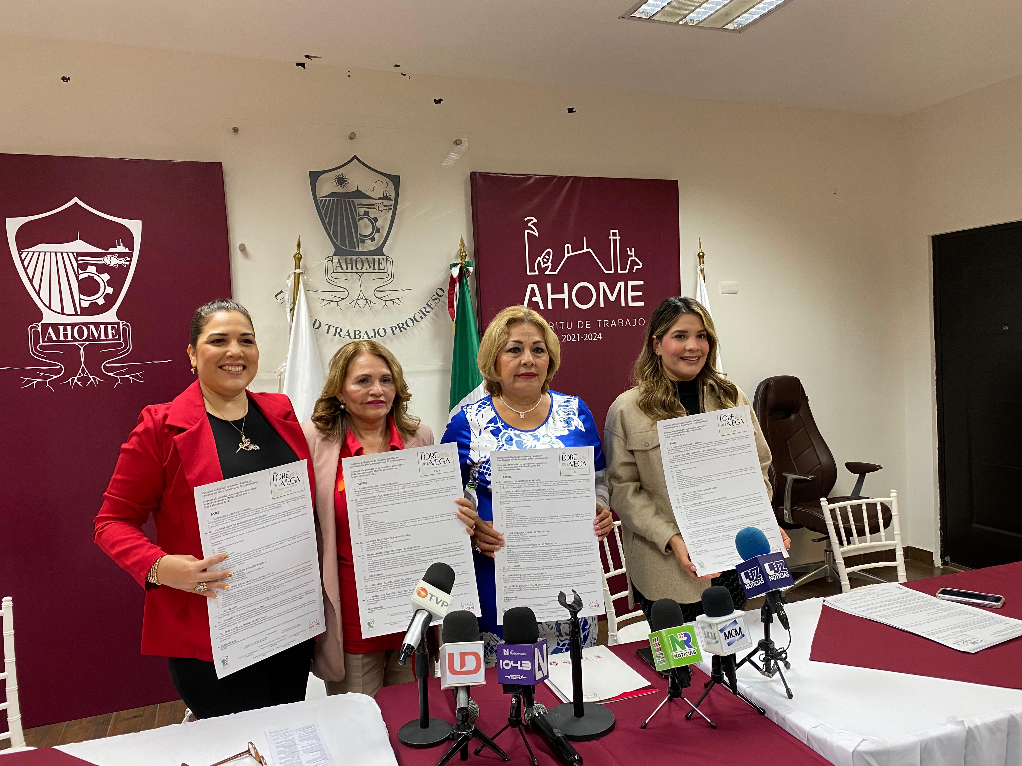Personas paradas con un documento en la mano en una conferencia de prensa sobre la Medalla Lore de la Vega 2024 en Ahome