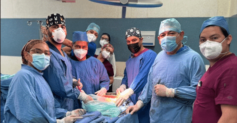 Médicos que llevaron acabo el trasplante de órganos en el Hospital Regional Número 1 del Instituto Mexicano del Seguro Social (IMSS).