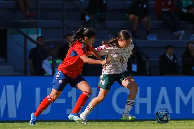 2 jugadoras una de la Selección de México Femenil en el premundial de la Concacaf 2024