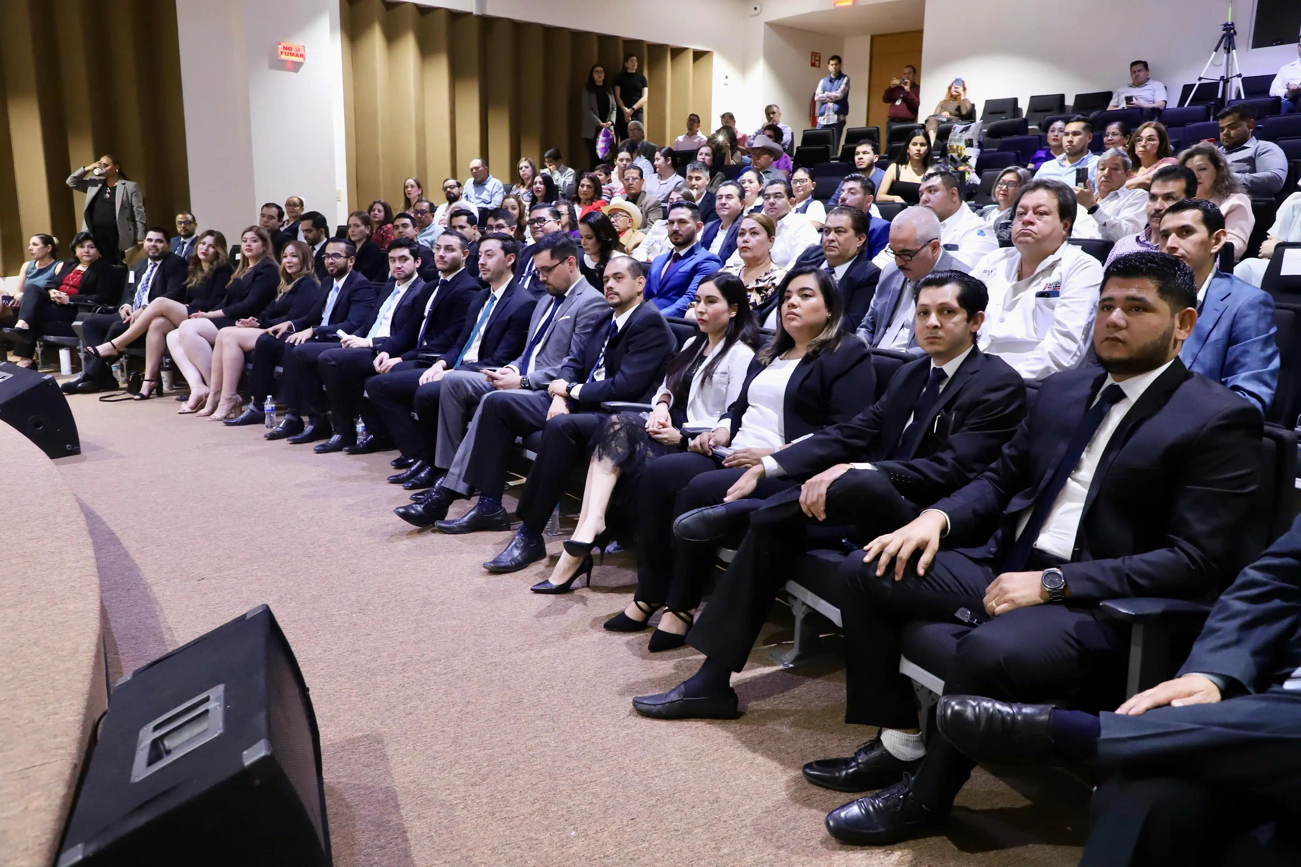 Médicos especialistas recién graduados del Hospital General de Culiacán