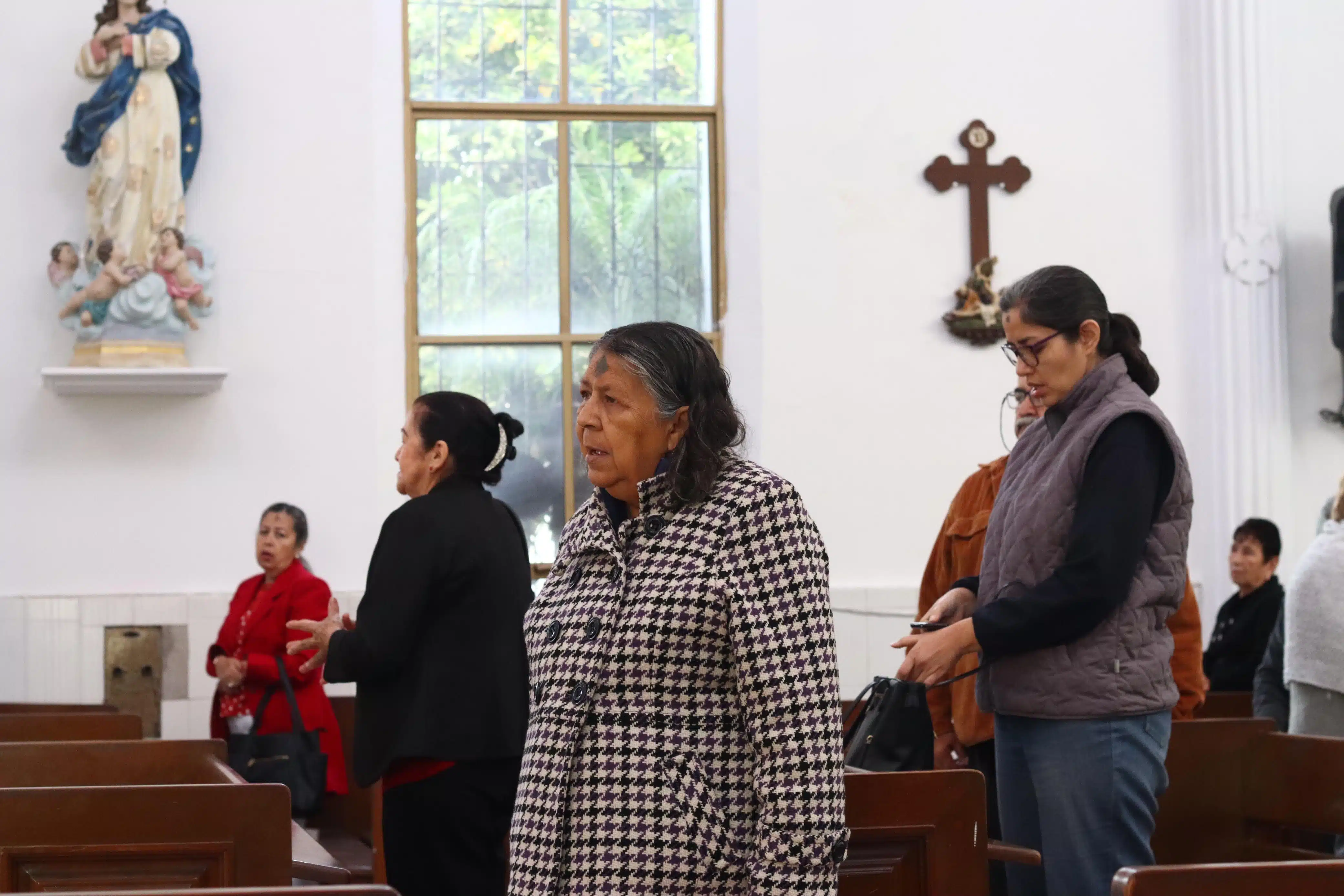 Personas en la imposición de ceniza en el Santuario de Los Mochis