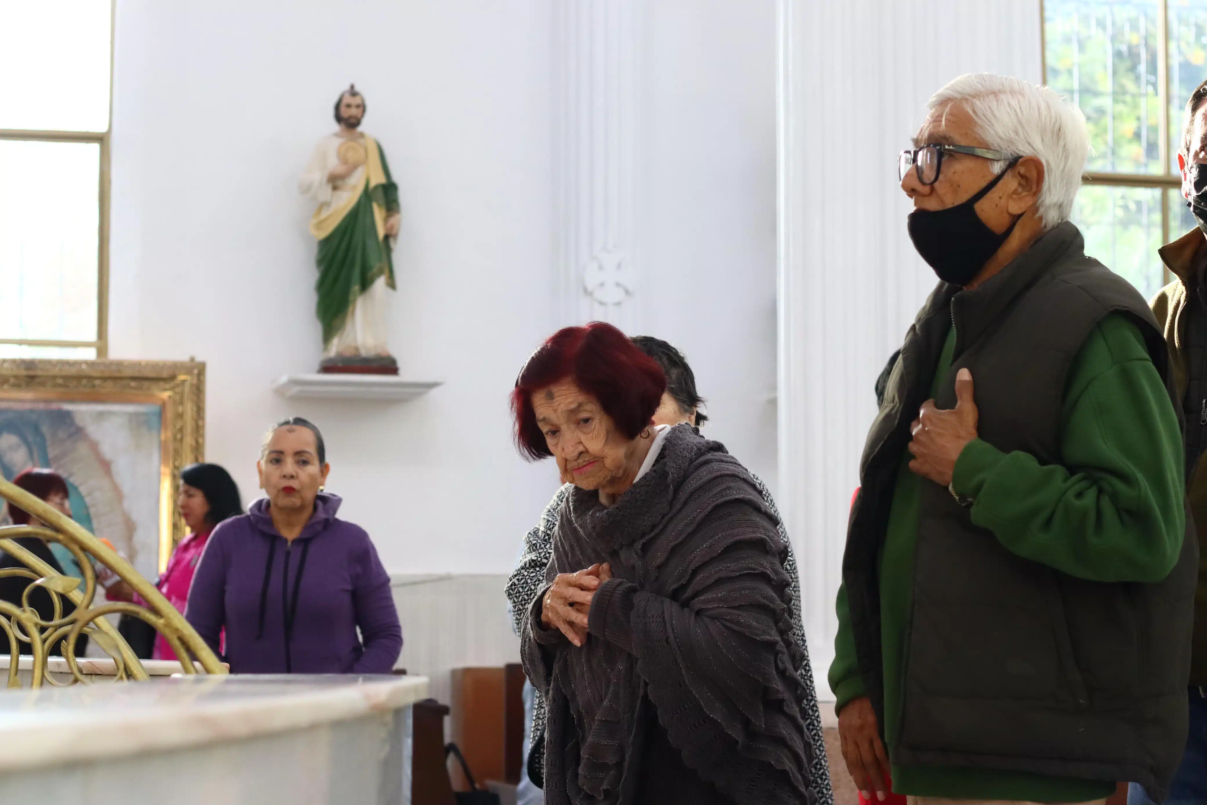 Personas en la imposición de ceniza en el Santuario de Los Mochis