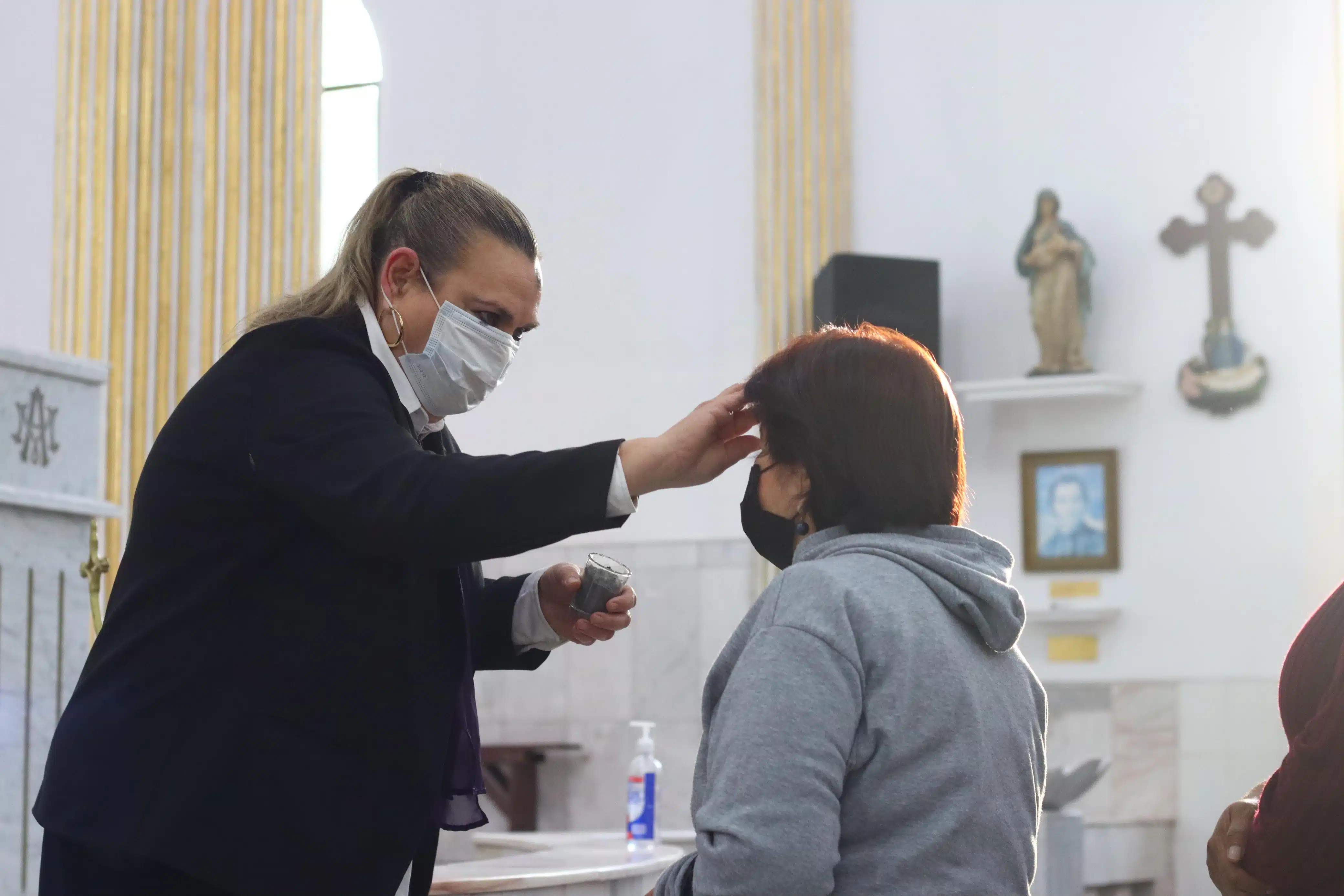 Personas en la imposición de ceniza en el Santuario de Los Mochis