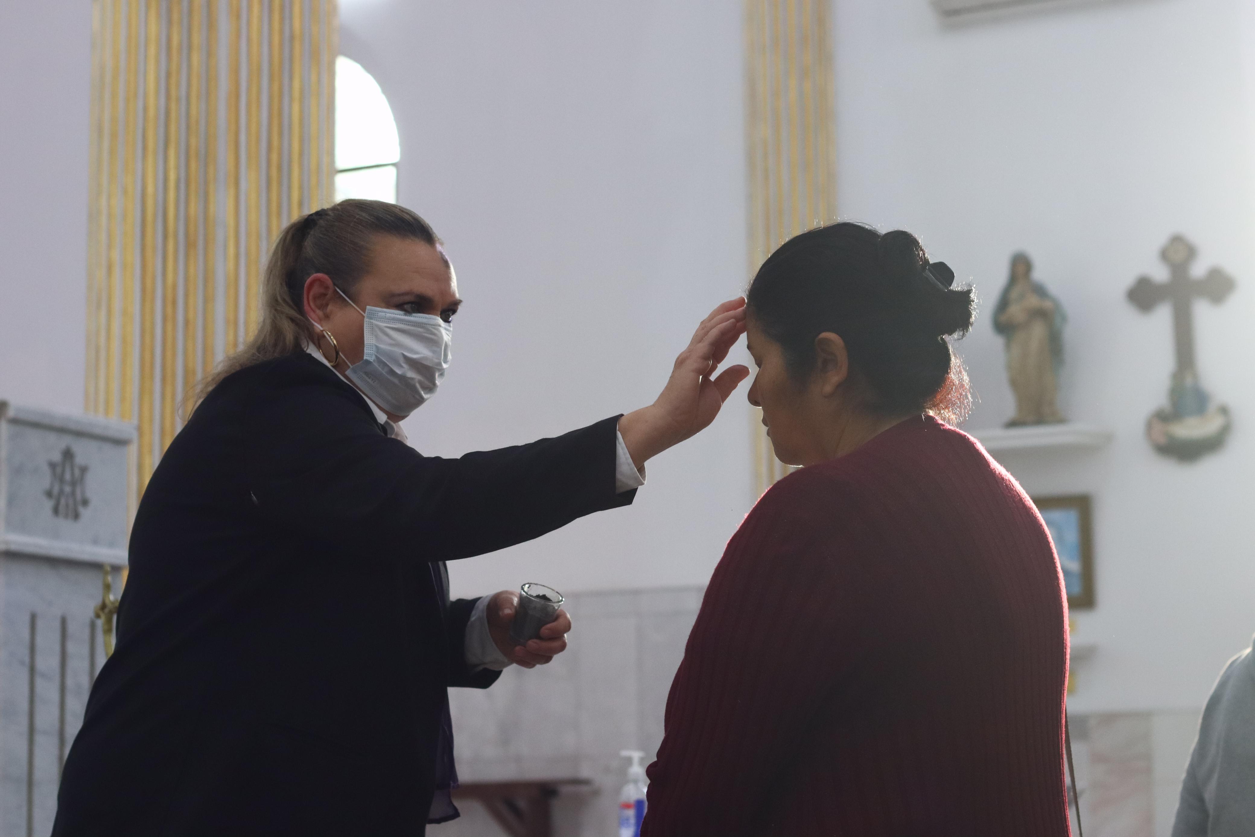 Personas en la imposición de ceniza en el Santuario de Los Mochis