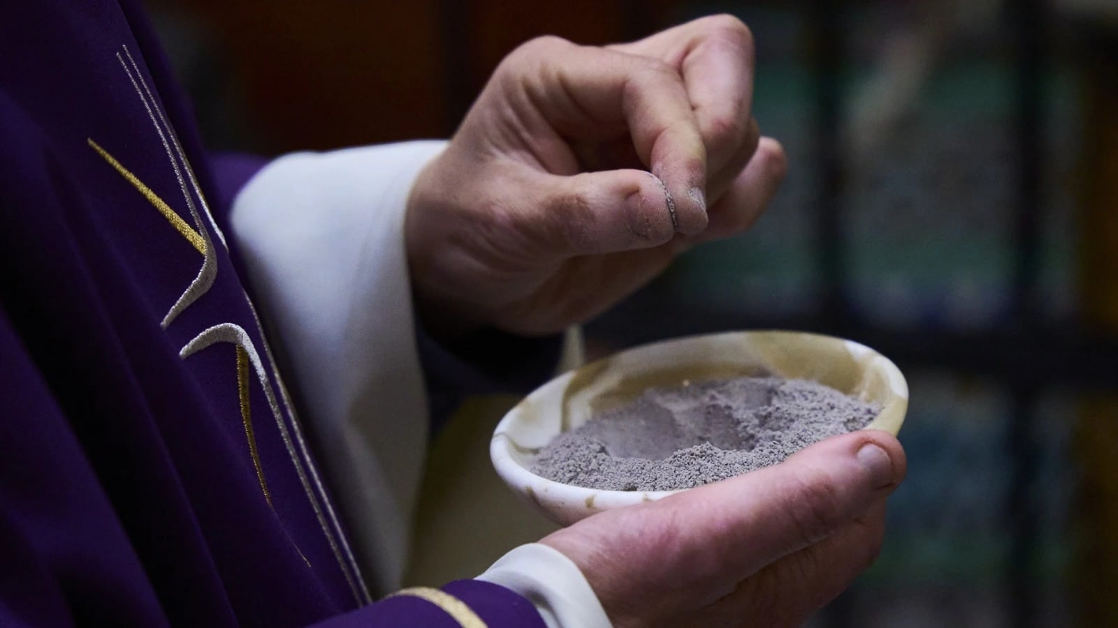 La iglesia católica se preparó para recibir a sus feligreses en el miércoles de ceniza.