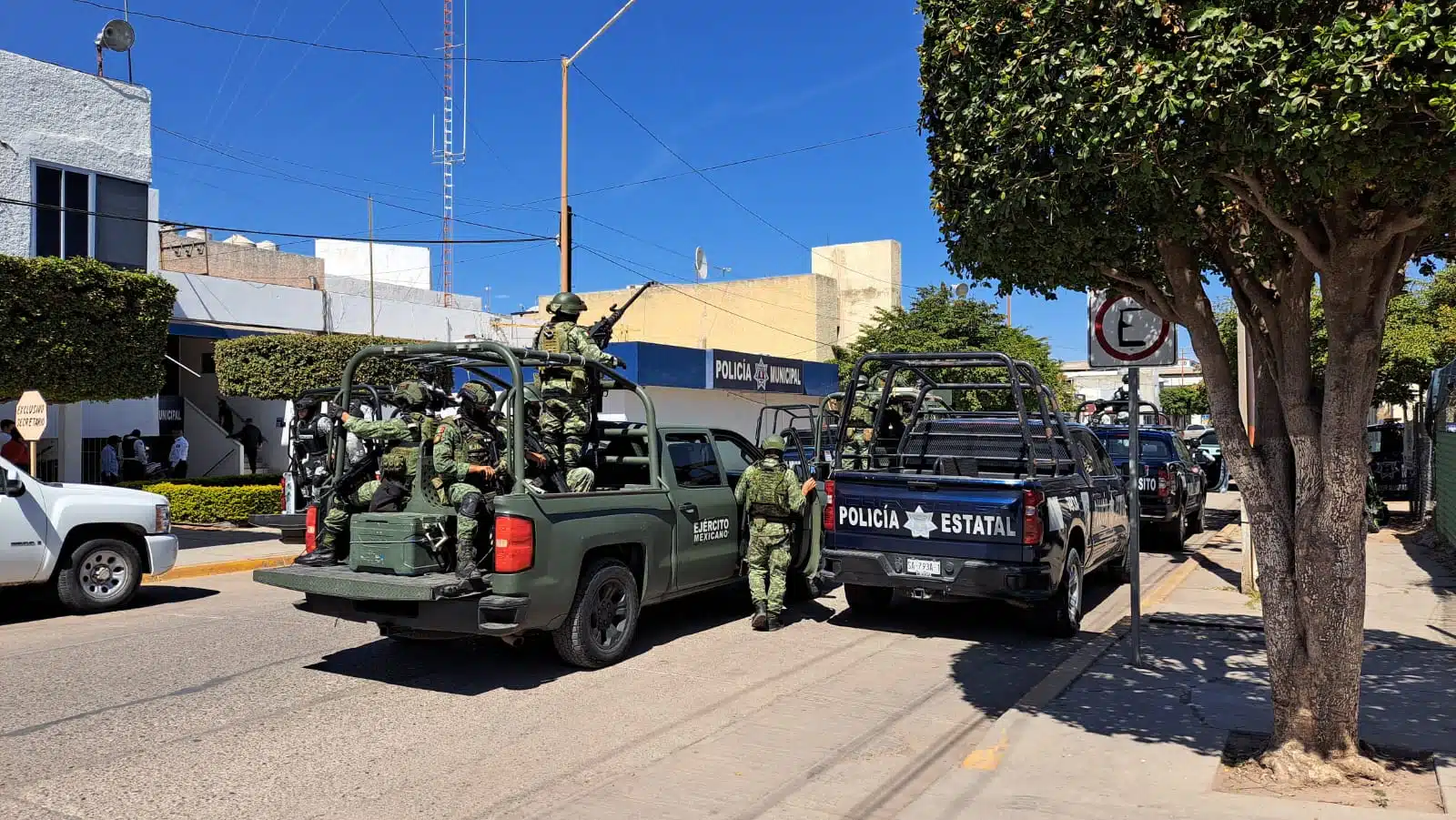 Militares y policías en patrullas por calles de Guamúchil