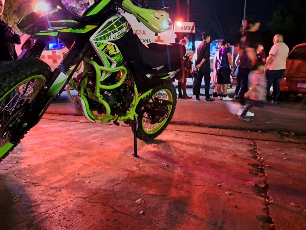 Motocicleta en la que viaja Jesús Francisco luego de un accidente tipo choque en Culiacán