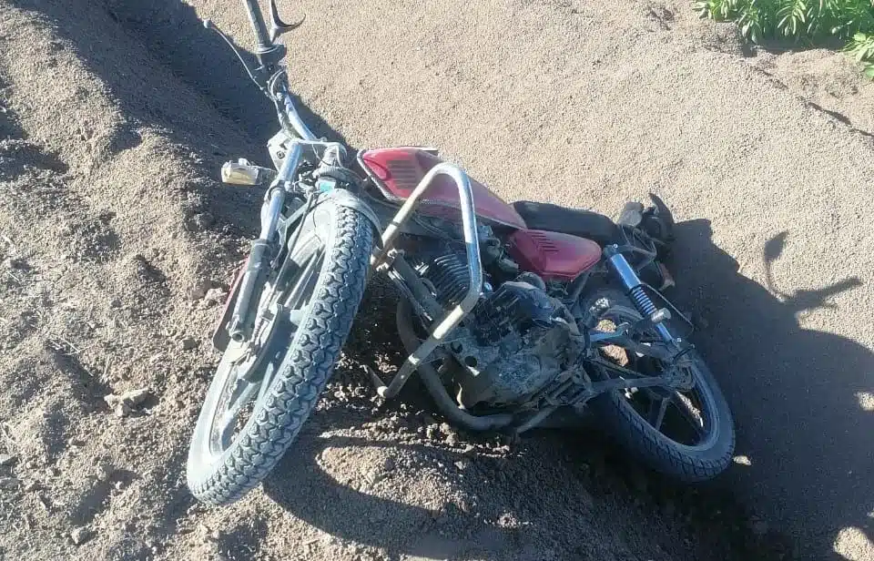 Motocicleta tirada sobre la arena en la que sufrió un accidente Álvaro en Guasave